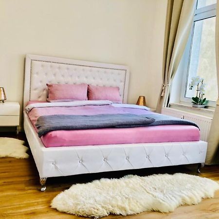 שוורין Attraktive Wohnung Mit Balkon Zum Gruenen Hinterhof מראה חיצוני תמונה