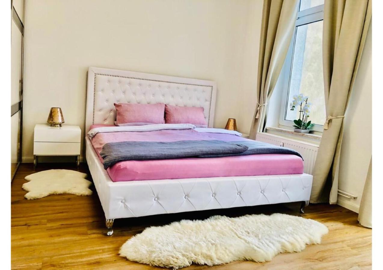 שוורין Attraktive Wohnung Mit Balkon Zum Gruenen Hinterhof מראה חיצוני תמונה